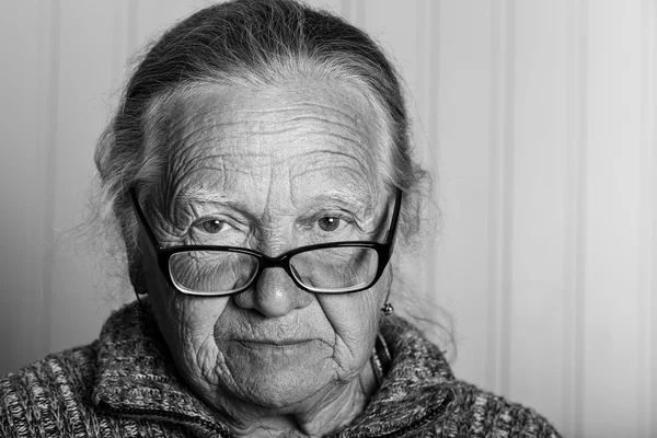 Portret van de bejaarde vrouw in glazen. Toned — Stockfoto