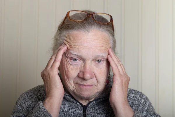 Portrait of elderly woman in glasses — Stock Photo, Image