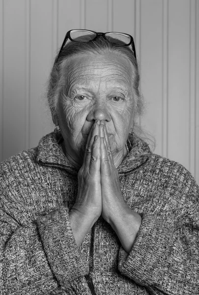 Retrato de mulher idosa em óculos. Tonificado — Fotografia de Stock