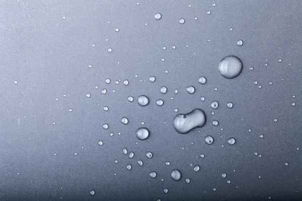 Druppels water op een gekleurde achtergrond. Gray. Toned — Stockfoto