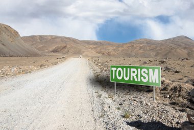 İşaretçi Tacikistan dağ yolu üzerinde. Pamir Otoban