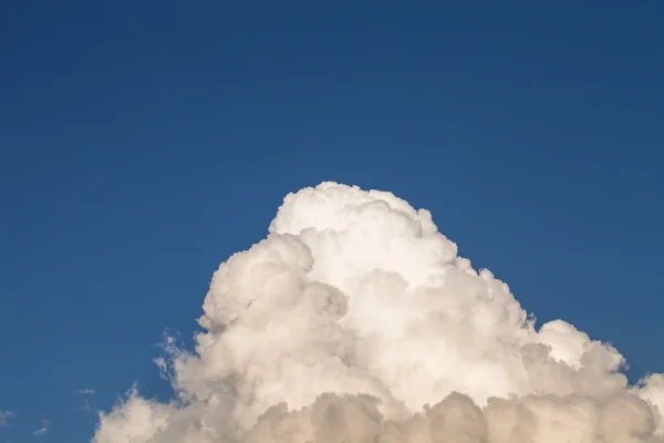 Céu azul com nuvens brancas como uma montanha — Fotografia de Stock