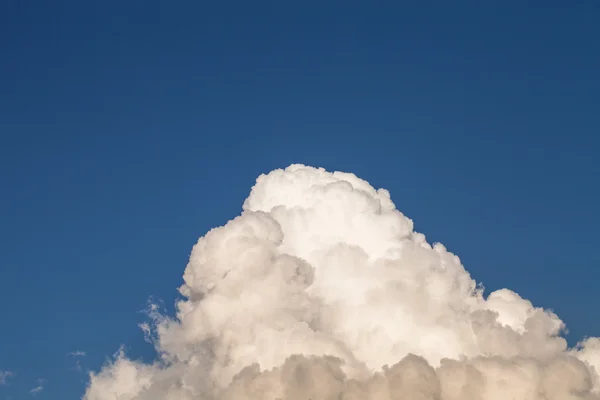 Ciel bleu avec des nuages blancs comme une montagne — Photo