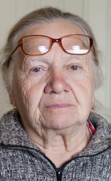 Retrato de mulher idosa em óculos — Fotografia de Stock