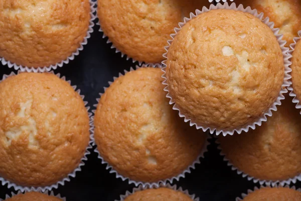 Cupcake segar gurun sebelum dekorasi. Fokus selektif — Stok Foto