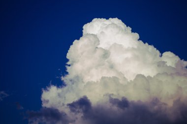 Mavi gökyüzü ile beyaz bulutlar dağ gibi. Tonda