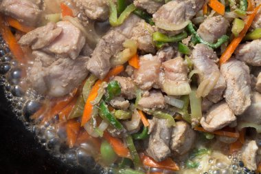 Sebze ve otlar ile tavada hazırlanan taze et. Selectiv