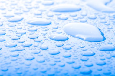 Bir renk arka plan üzerinde Su damlacıkları. Mavi. Sığ derinliği bes