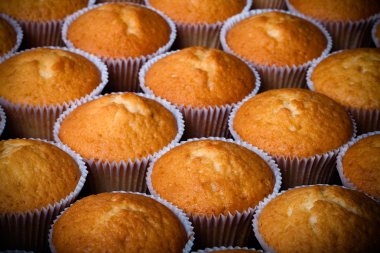 Daha önce dekorasyon taze kek çöl. Seçici odak. Tonda