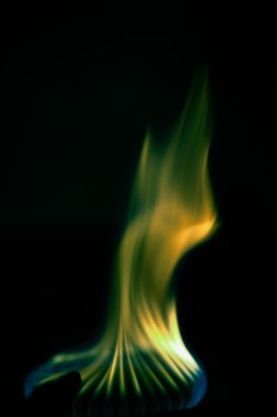 Karanlıkta ocakta brülör üzerinde gaz yakıyor. Seçici focu