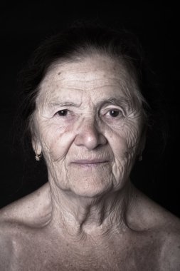 Yaşlı kadın portresi. Güler. Tonda