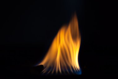 Karanlıkta ocakta brülör üzerinde gaz yakıyor. Seçici focu