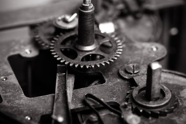 Eski saat toz ve yağlama yağı ile kirli. Seçici foc