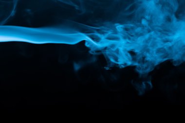 Bir siyah arka plan üzerinde duman bulutu. Seçici odak. Tonda