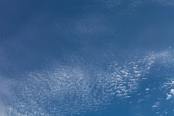 Weiße Wolken am blauen Himmel. Selektiver Fokus — Stockfoto