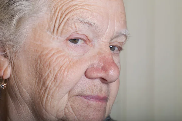 Retrato de uma mulher idosa. Vista de perto — Fotografia de Stock