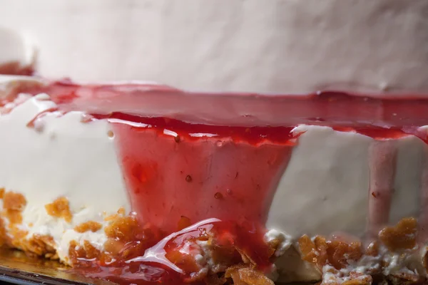 Bolo de mousse caseiro quebrado com geléia de morango — Fotografia de Stock