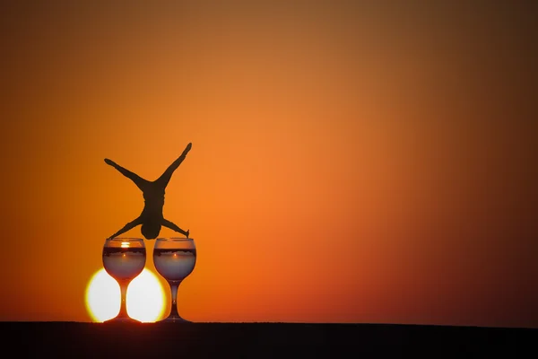 Glas weiße Weinrebe mit Spiegelungen von Häusern und Blick nach oben — Stockfoto