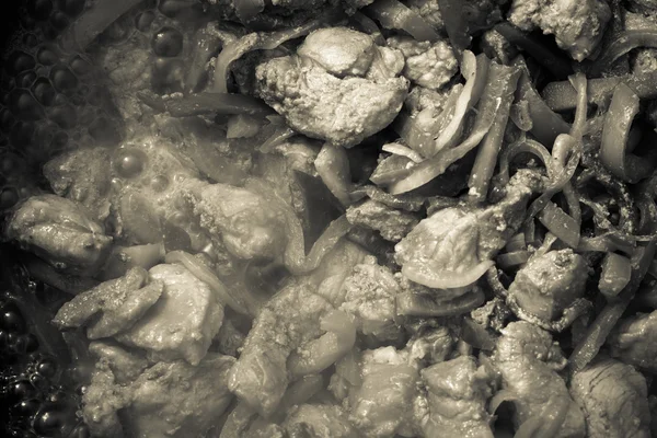 Vers vlees bereid op een pan met kruiden en groenten. Selectiv — Stockfoto