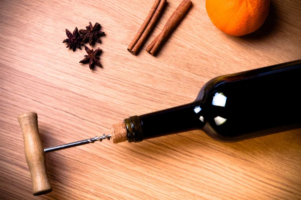 Friss narancs, szőlő- és fűszerek a világos fából készült asztal üveg. — Stock Fotó