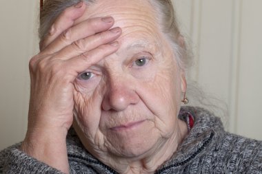 Gözlüklü yaşlı kadın portresi