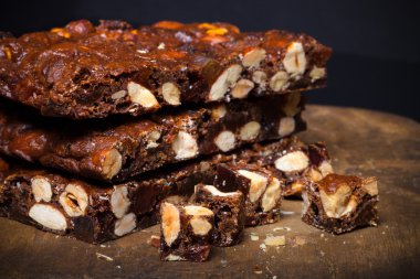 Geleneksel İtalyan Noel Panforte karanlık adam üzerinde tatlı