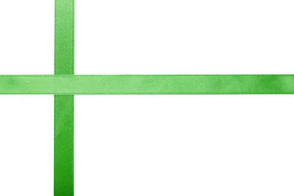 Grünes Satinband auf farbigem Hintergrund — Stockfoto