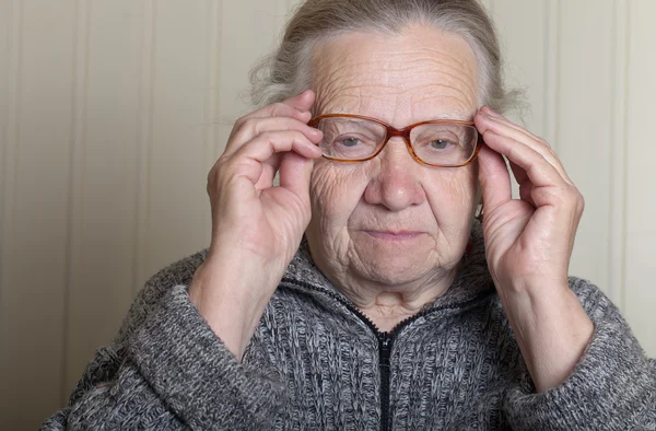 Portrait of elderly woman in glasses — Stock Photo, Image