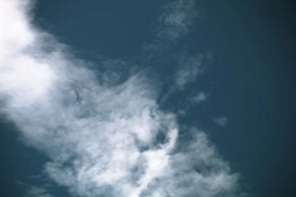 Weiße Wolken am blauen Himmel. Selektiver Fokus. gemildert — Stockfoto