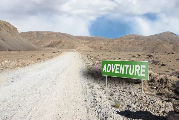 Aanwijzer op de bergweg in Tadzjikistan. Pamir highway — Stockfoto