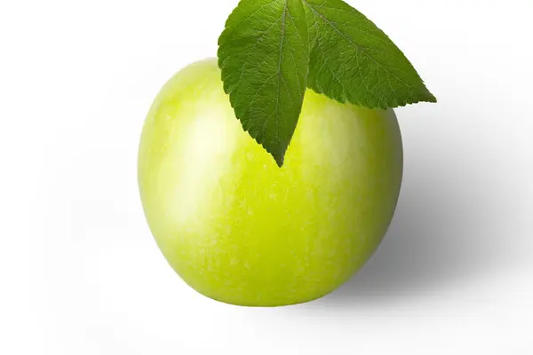 Manzana verde fresca aislada sobre un fondo blanco — Foto de Stock