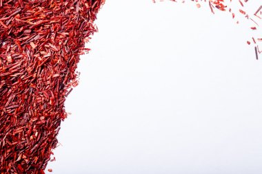 Doku için arka plan olarak kuru rooibos çay yaprakları. Tonda