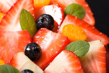 Parlak Mus kek üzerine birçok taze çilek. Seçici odak. Eder