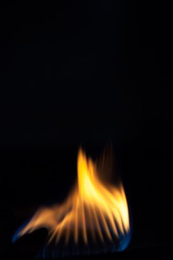 Karanlıkta ocakta brülör üzerinde gaz yakıyor. Seçici focu