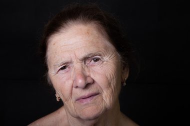 Yaşlı kadın portresi. Güler