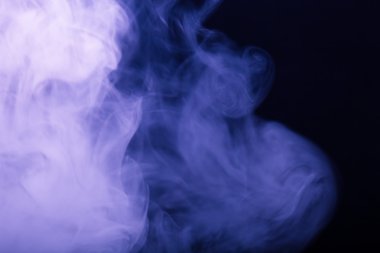 Bir siyah arka plan üzerinde duman bulutu. Seçici odak. Tonda