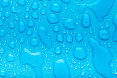 Bir renk arka plan üzerinde Su damlacıkları. Mavi. Sığ derinliği bes