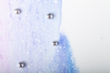 Ev yapımı parlak mousse kek ayna sır ile tepesinde