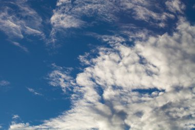 Mavi gökyüzü beyaz kümülüs bulutlarıyla