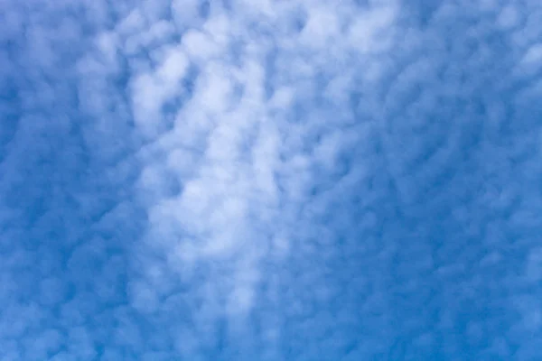 Weiße Wolken am blauen Himmel. Selektiver Fokus — Stockfoto