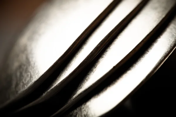 大量金属餐具在黑色背景上。选择性的焦点。长沙 — 图库照片