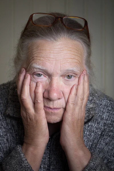 Portret van de bejaarde vrouw in glazen. Toned — Stockfoto