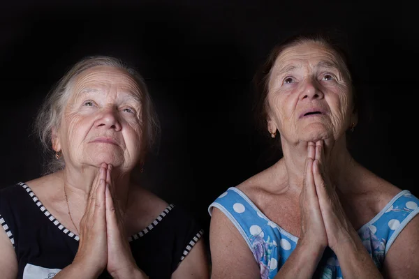 두 노인 자매의 초상화입니다. 기도 — 스톡 사진