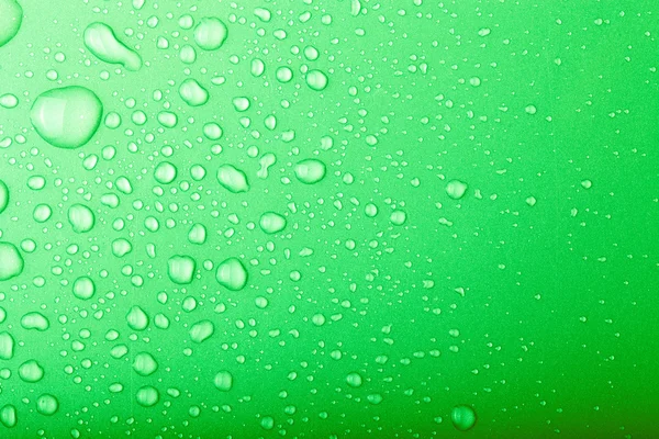 Des gouttes d'eau sur un fond de couleur. Vert. tonique — Photo