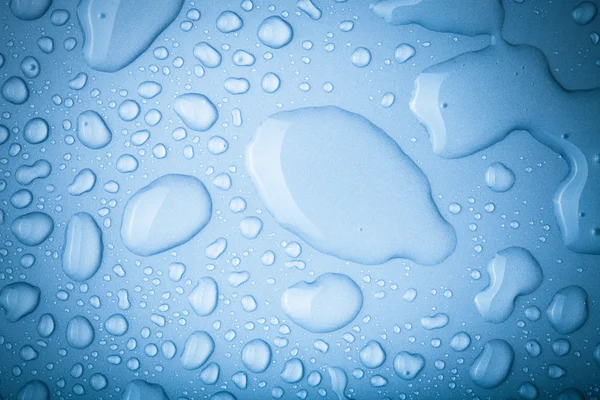 Gotas de água em um fundo a cores. Tonificado — Fotografia de Stock