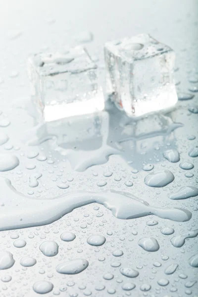 Cubos de hielo en una mesa húmeda. Enfoque selectivo. Tonificado —  Fotos de Stock