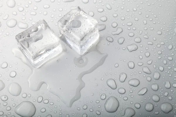 Islak bir masada buz küpleri. Seçici odak — Stok fotoğraf