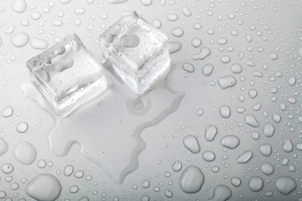 Cubos de hielo en una mesa húmeda. Enfoque selectivo —  Fotos de Stock