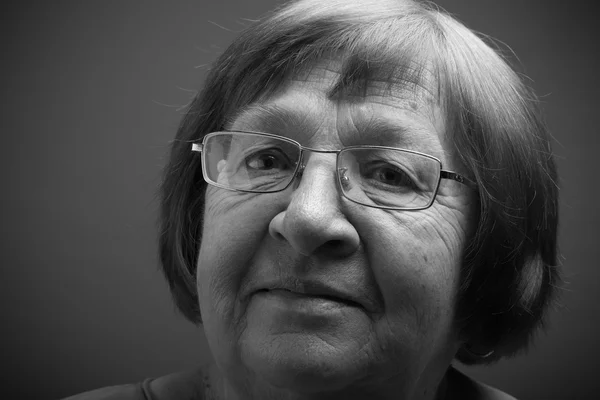 Idős asszony portréja. Mosoly. Tónusú — Stock Fotó
