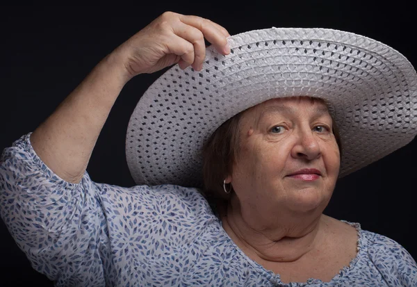 Portrait of elderly woman with a hat. Question — Stock Photo, Image